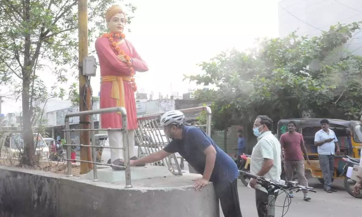 Collector cleaning Swamy Vivekananda’s statue on Monday