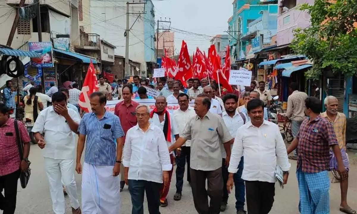 Rajya Sabha former member and CPM senior leader Penumalli Madhu staging a rally on powerloom operators and workers problems issue in Nagari on Monday