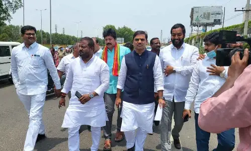 BJP State general secretary S Vishnuvardhan Reddy and other leaders arriving at the DGP’s office in Mangalagiri on Monday