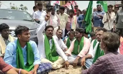 Vedavathy Sadana Samithi (VSS) leaders staging a protest demanding resolution of water problems in villages at Ambedkar circle in Aspari on Monday.