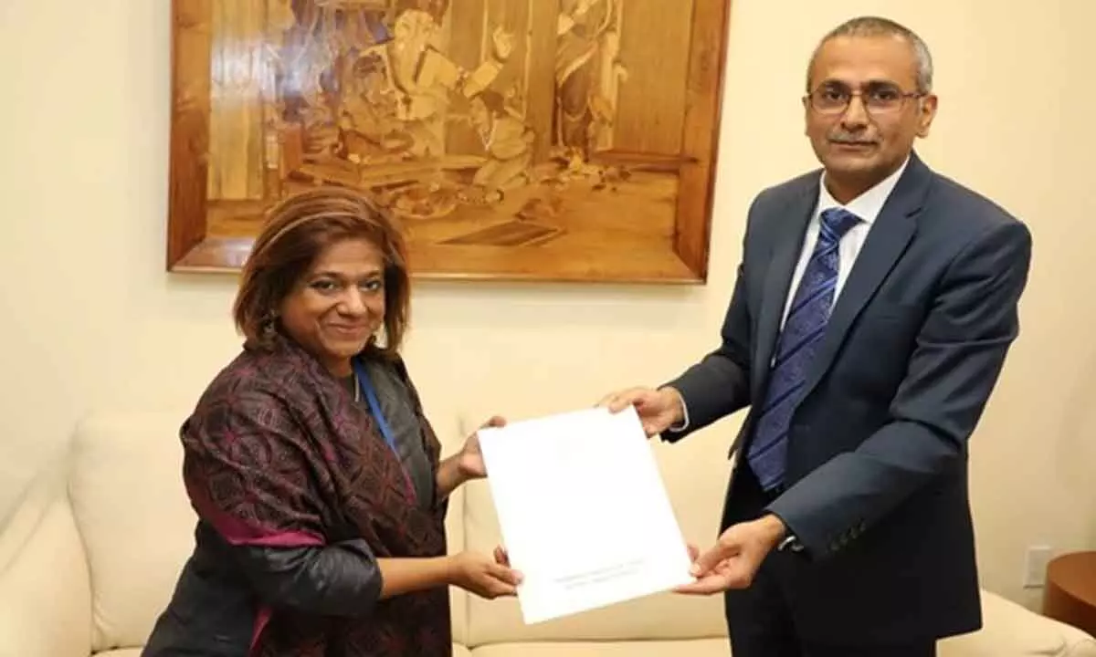 Deputy Permanent Representative to the United Nations, R Ravindra handed over a cheque (Photo: Twitter/@IndiaUNNewYork).