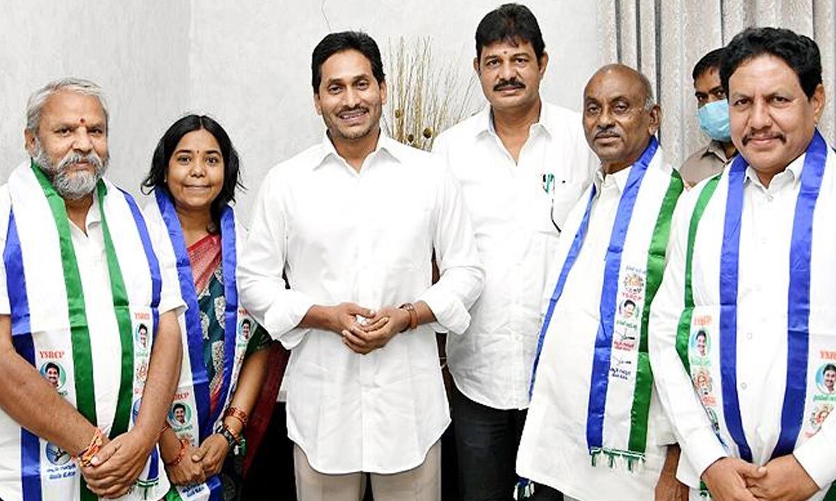 Andhra Pradesh: TDP and Jana Sena leaders in Guntur district joins YSRCP