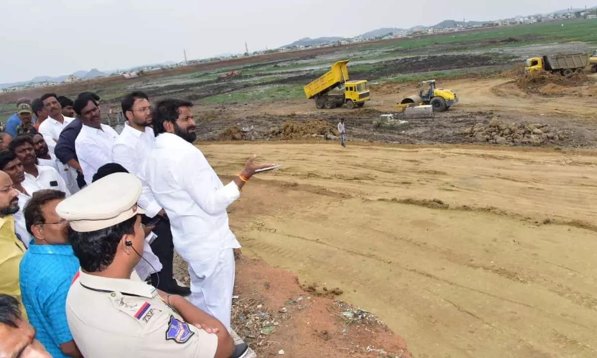 Tourism Minister V Srinivas Goud inspecting  the works of Mini Tank Bund, Necklace Road and suspension bridge in Mahbubnagar on Wednesday