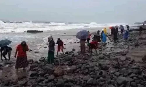 Asani weakens into cyclonic storm, advances towards Andhra coast