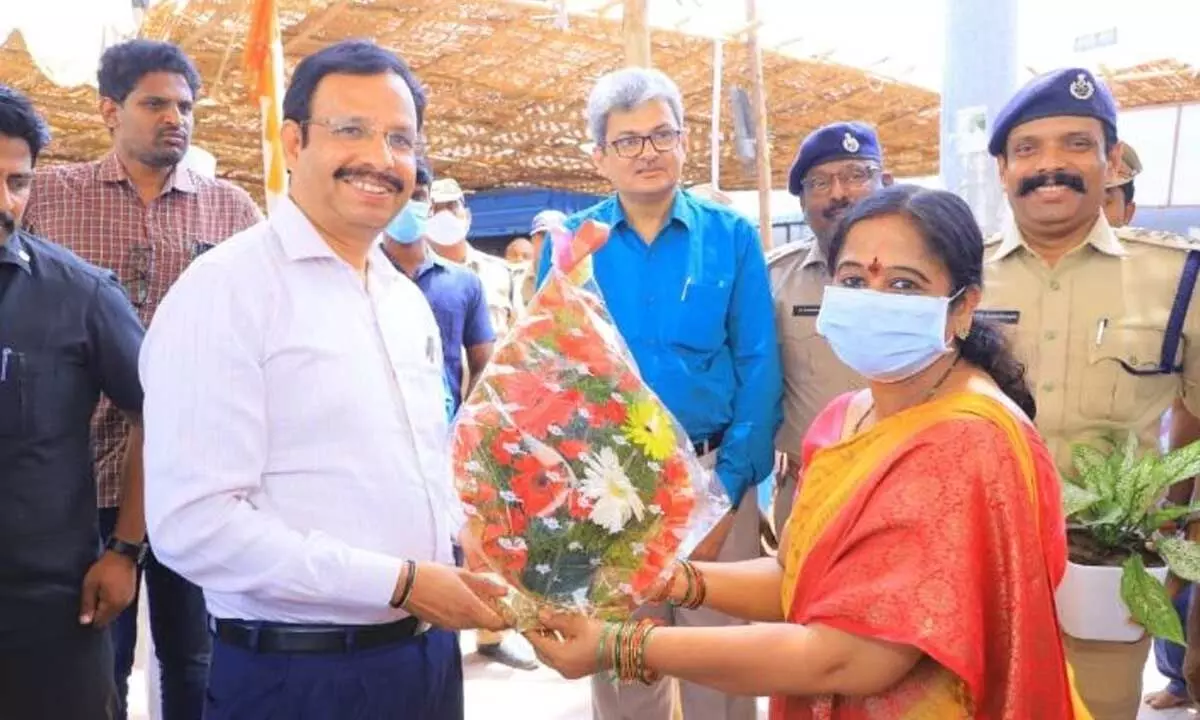 TSRTC MD Sajjanar visits Vemulawada temple
