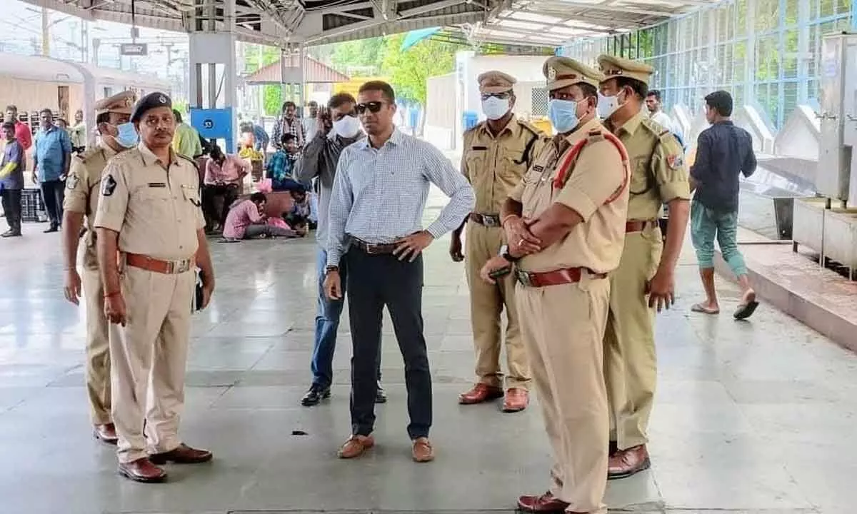 Additional charge of Vijayawada Railway SP Vishal Gunni inspecting security at Vijayawada railway station in Vijayawada on Thursday