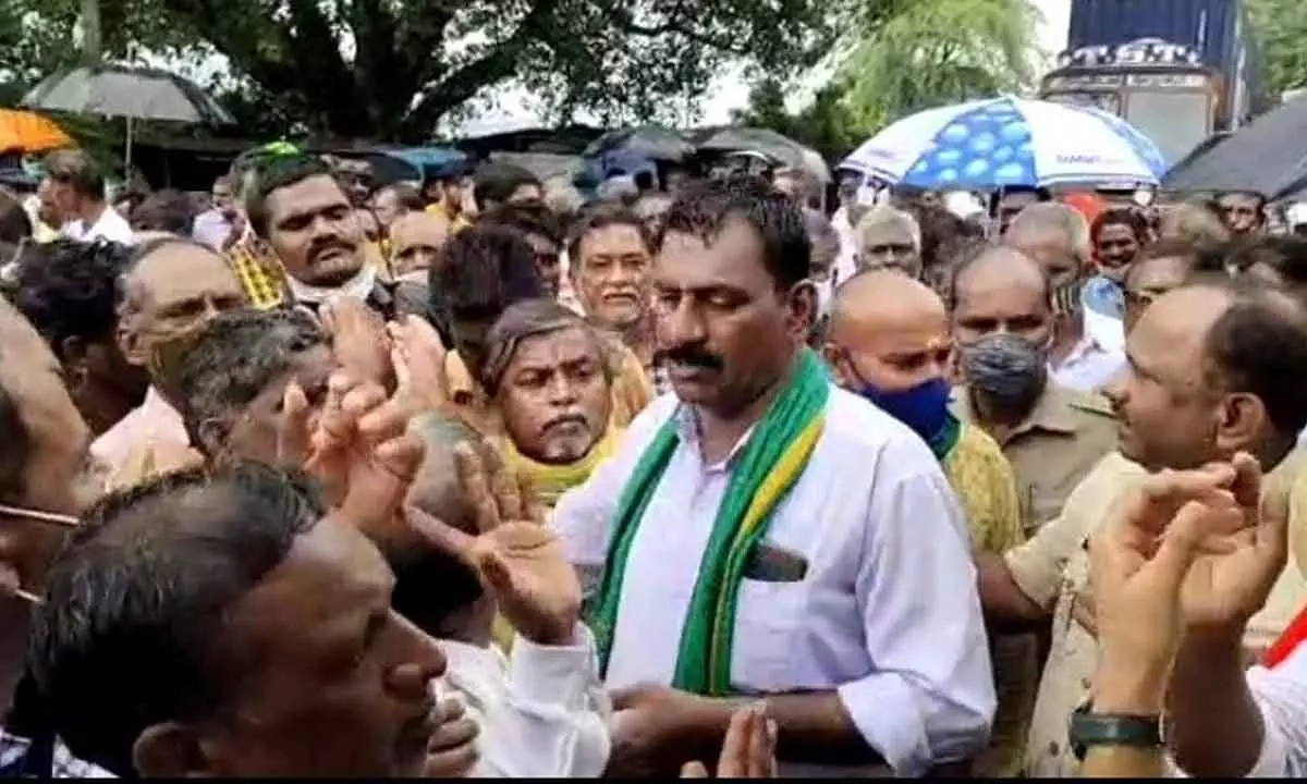 Sugarcane farmers under Nathaji Sugarcane Farmers association staging dharna at Netham Sugar Factory  on Chennai - Tirupati  highway. (file photo)