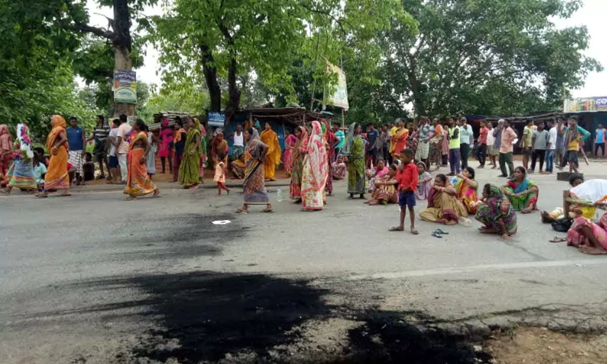 Keonjhar: Villagers stage dharna with body