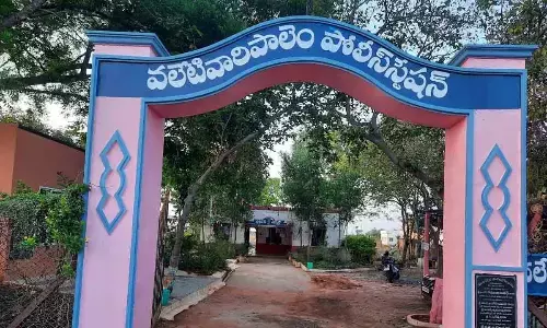 SP pats Valetivari Palem police for best PS tag in State