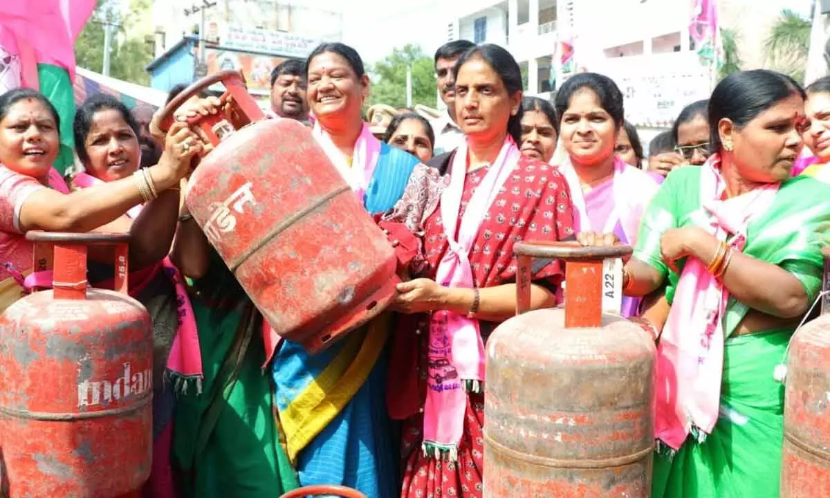 TRS holds protest against hike in gas prices