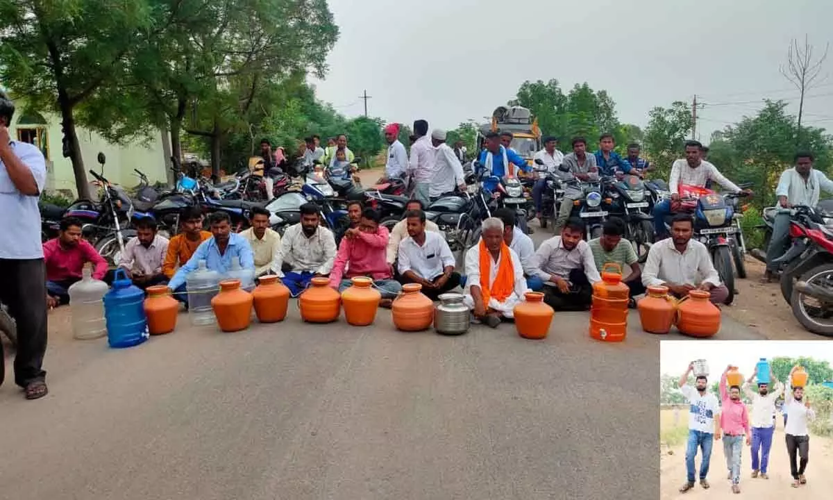 Villagers staging a protest on Setlur-Bichkunda main road for water; Young people walk tens of miles in the Gandhari mandal for drinking water(Inset Pic)