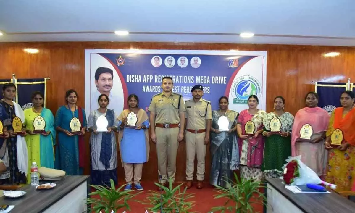 SP Siddharth Kaushal along with women police, who helped women to download Disha app, in Machilipatnam on Monday