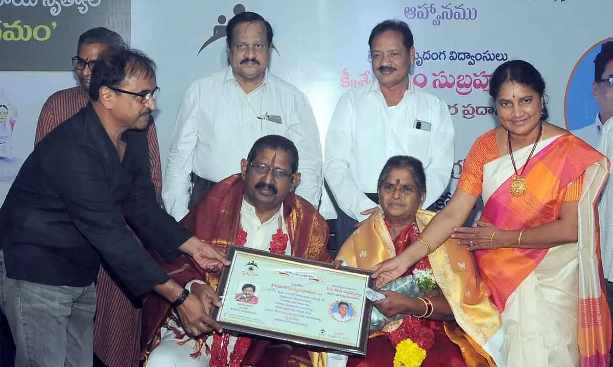 Drusya Vedika members presenting Seeram Subrahmanyam smaraka puraskaram to singer Kumara Suryanarayana at MBVK Bhavan in Vijayawada  Photo: Ch Venkata Mastan