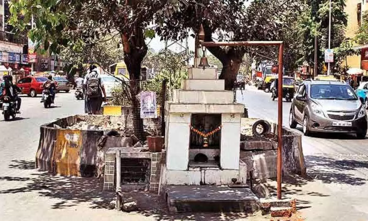 New Delhi: Court raises concern over religious structures on road