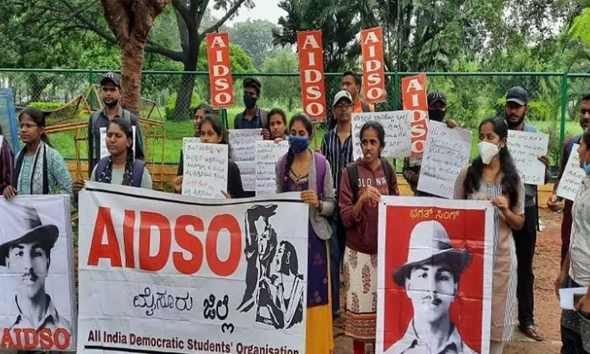 AIDSO stages protest over excluding Bhagat Singh lesson