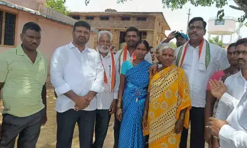 Congress leaders meeting Dalits of Hanwarda mandal