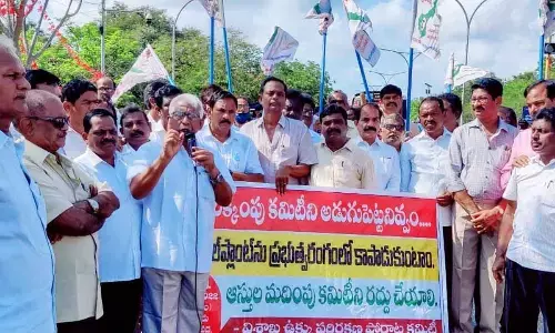 VUPPC chairman Ch Narasinga Rao speaking at the dharna held in Visakhapatnam on Tuesday
