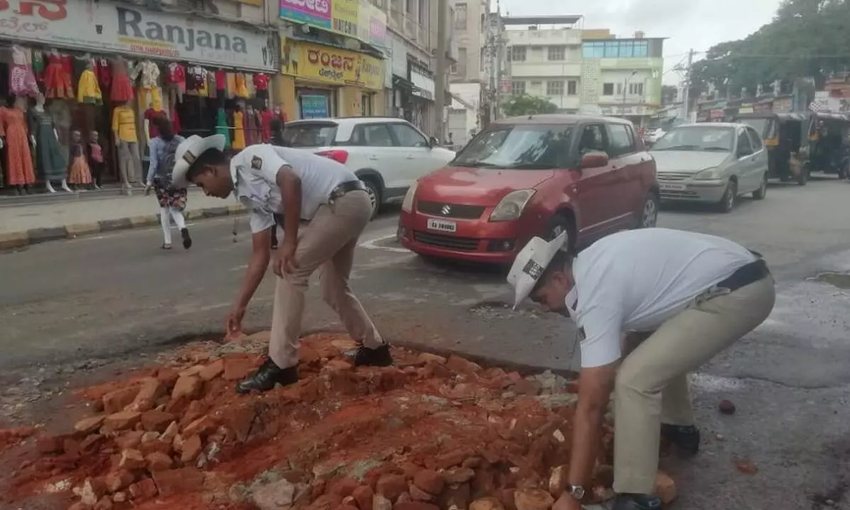 Two policemen fill pothole, win the heart of people in Mysuru