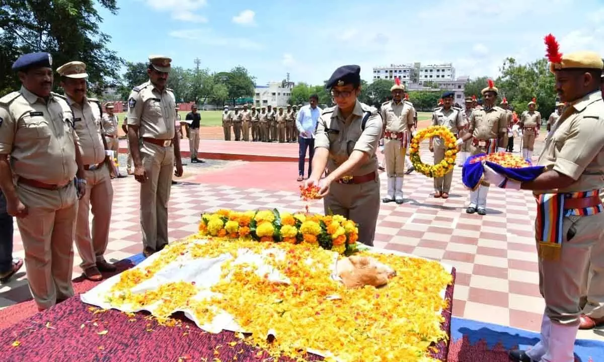 Prakasam District SP Malika Garg paying tributes to police canine officer Ruby at Martyrs Memorial in Ongole on Wednesday