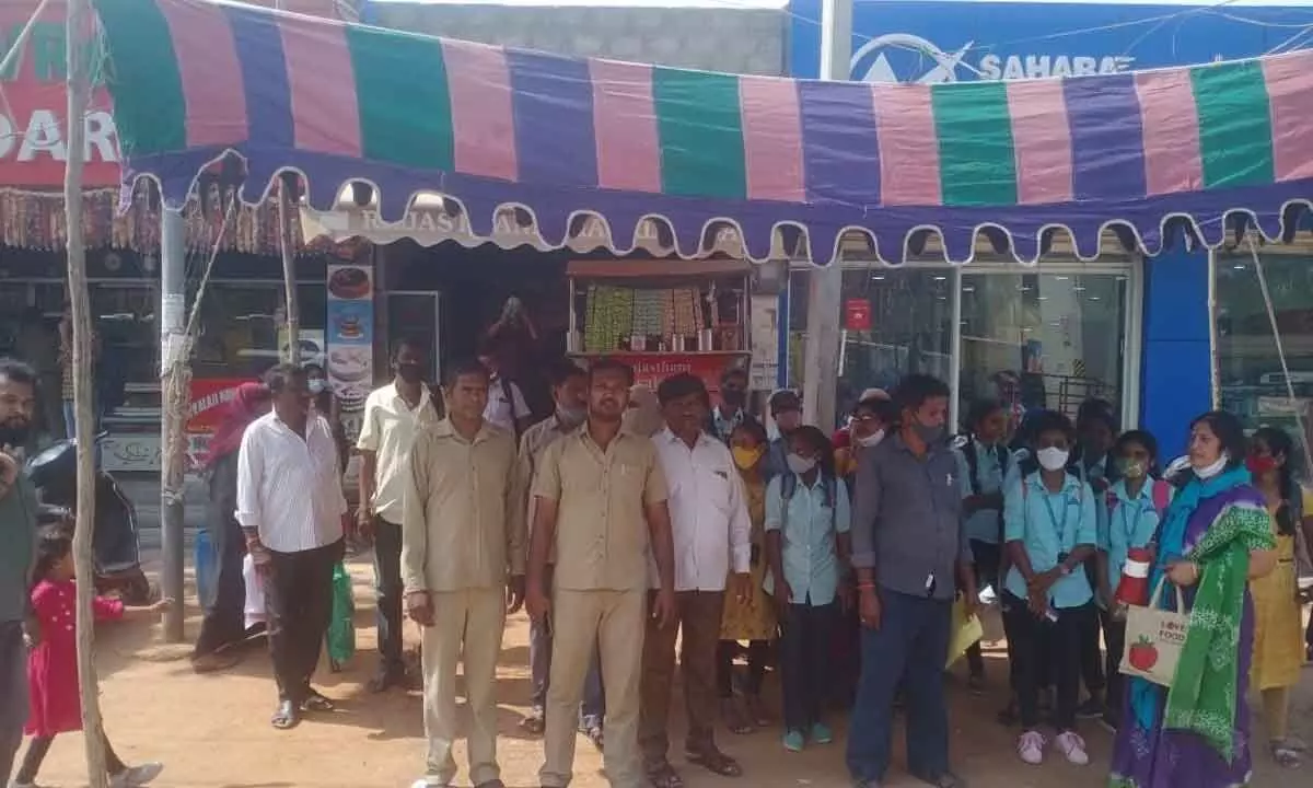 TSRTC erects 24 temporary bus shelters