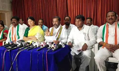 Warangal DCC president Naini Rajender Reddy addressing a press conference in Hanumakonda on Wednesday