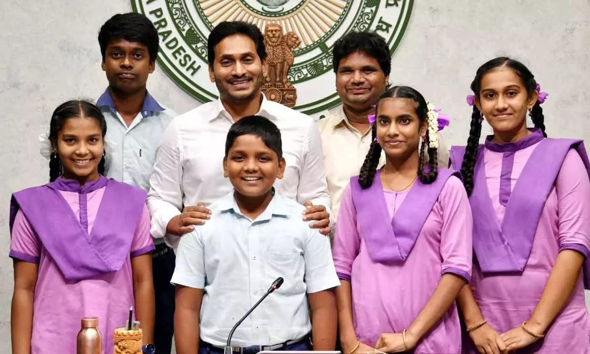YS Jagan chats with Bendapudi Zilla Parishad High School students,wishes them all the best