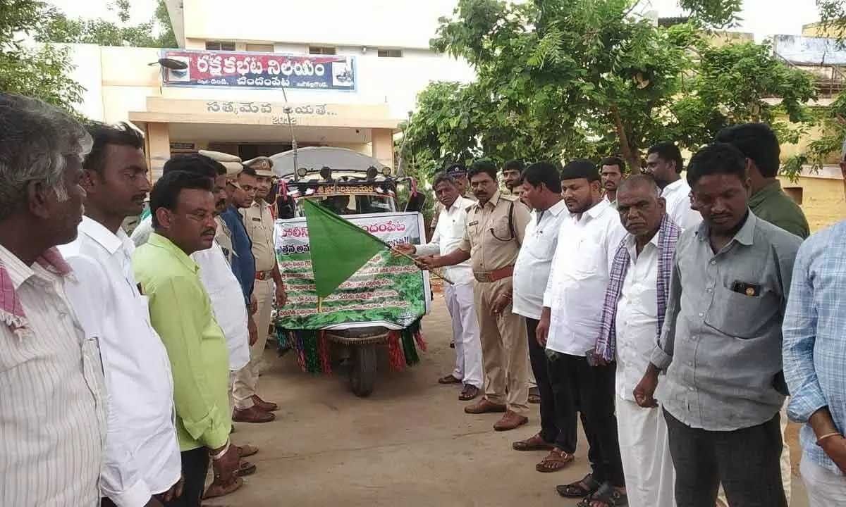 DSP Nageshwara Rao flagging off the awareness campaign on spurious cotton seeds at Chandampeta police station on Thursday