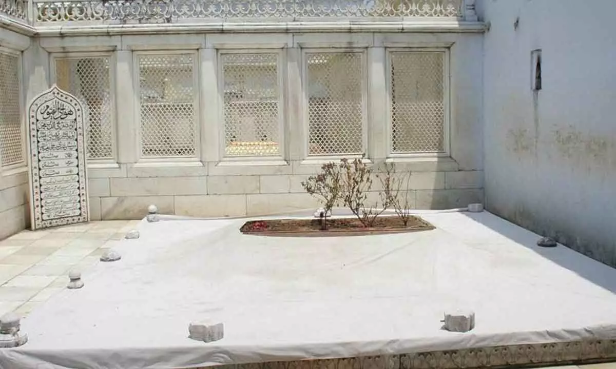 ASI shuts Aurangzebs tomb after MNS comments