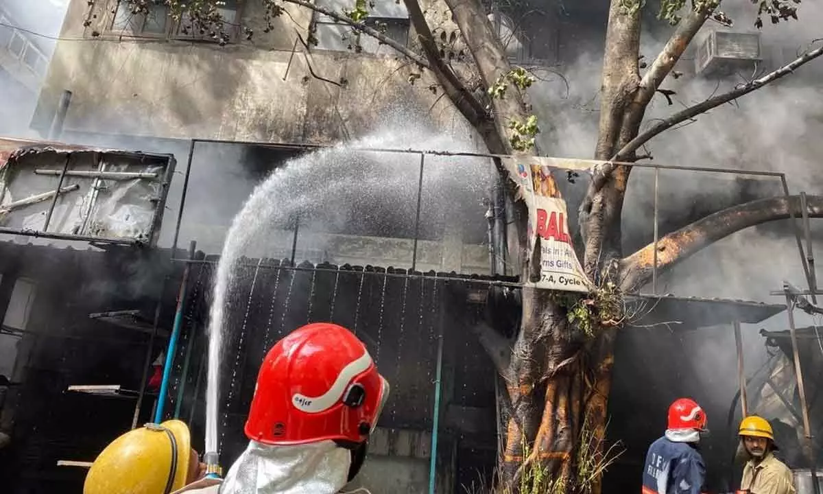 Major fire at Delhis Jhandewalan cycle market, no injuries