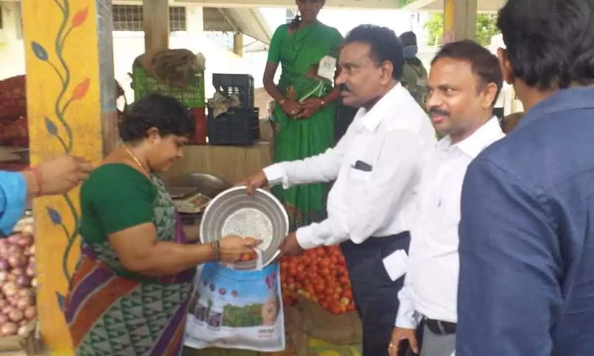 Guntur: Govt starts tomato sales at Rythu Bazaars
