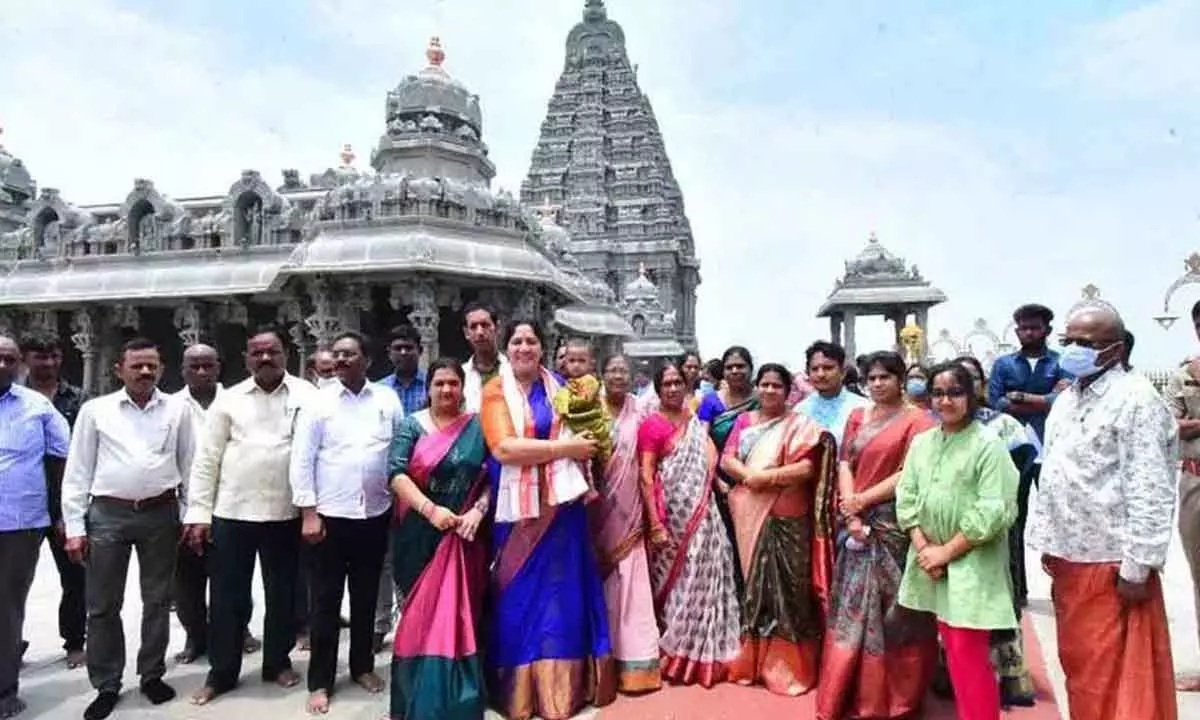 Minister Satyavathi along with family members visited Yadadri on Saturday