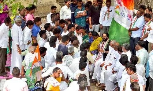 MP Uttam Kumar Reddy addressing the Raccha Banda program held at Dondapadu village in Huzurnagar constituency