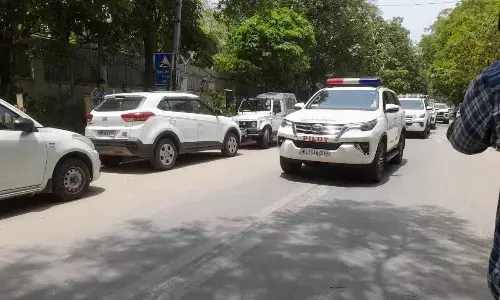 Telangana CM KCR meets Delhi CM Arvind Kejriwal, will head to Chandigarh in a while