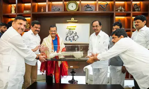 KCR and Arvind Kejriwal leaves to Chandigarh after lunchon meeting