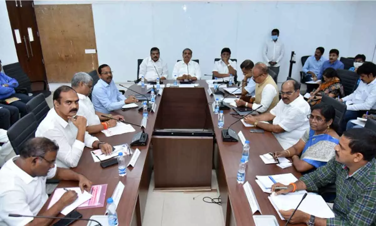Officials hold discussins with representatives of employees unions on CPS at the Secretariat on Tuesday
