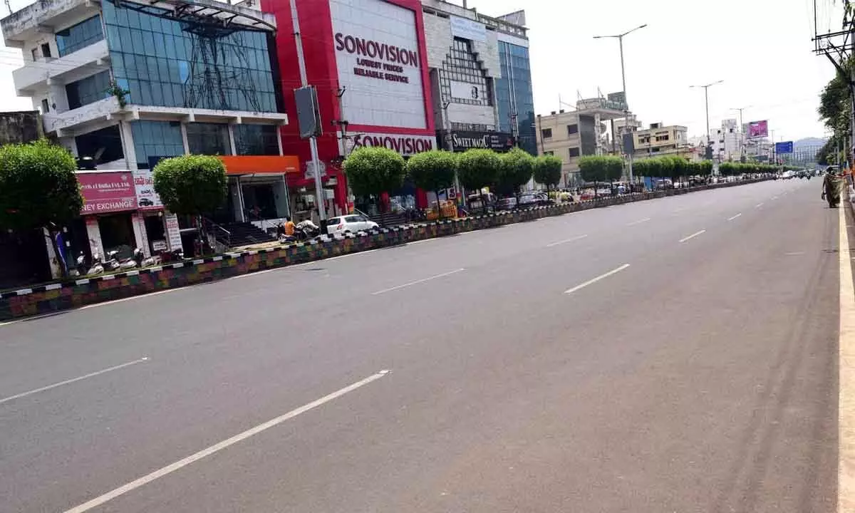 MG Road in Vijayawada wears a deserted look due to high temperatures on Tuesday. 	Photo: Ch Venkata Mastan