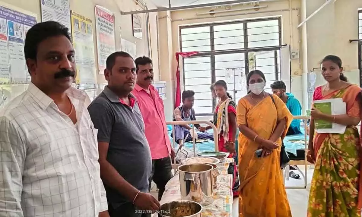 Senior journalist T Sri Hari distributing food to accident victims at Palvoncha hospital on Tuesday