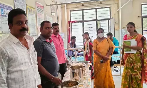 Journalist provides food for Palvoncha road mishap victims