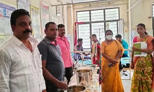 Senior journalist T Sri Hari distributing food to accident victims at Palvoncha hospital on Tuesday