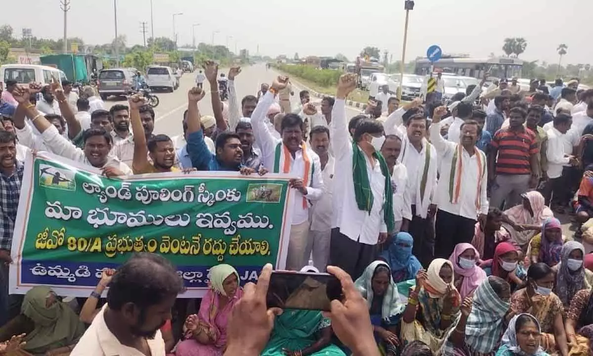 Farmers stage road blockade at Nashkal under Chilpur mandal in Jangaon district on Wednesday