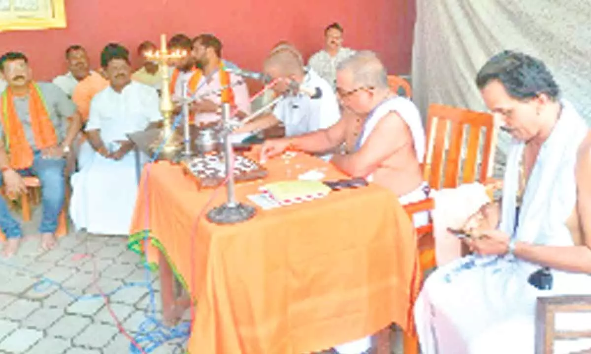 Priests busy performing ‘Tambula Prashne’ at Malali village to determine if any Hindu deities existed in the mosque