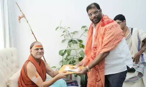 RS MP Vaddiraju meets Saradha Peetadhipathi Swarupanamdendra Swamy