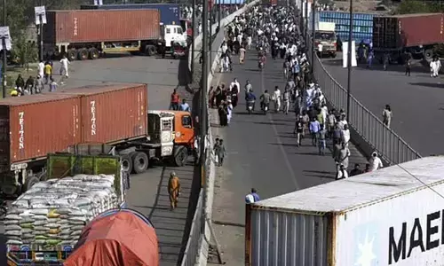 Pakistan govt cracks down on supporters of PTI participating in protest march; block roads