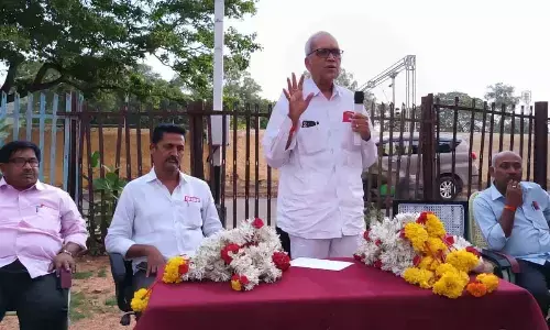 South Central Railway Mazdoor Union general secretary Ch Shankar Rao addressing a meeting in Dhone on Wednesday.