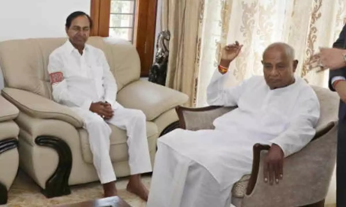 Telangana CM KCR to visit Karnataka today, to hold talks with former PM Deve Gowda
