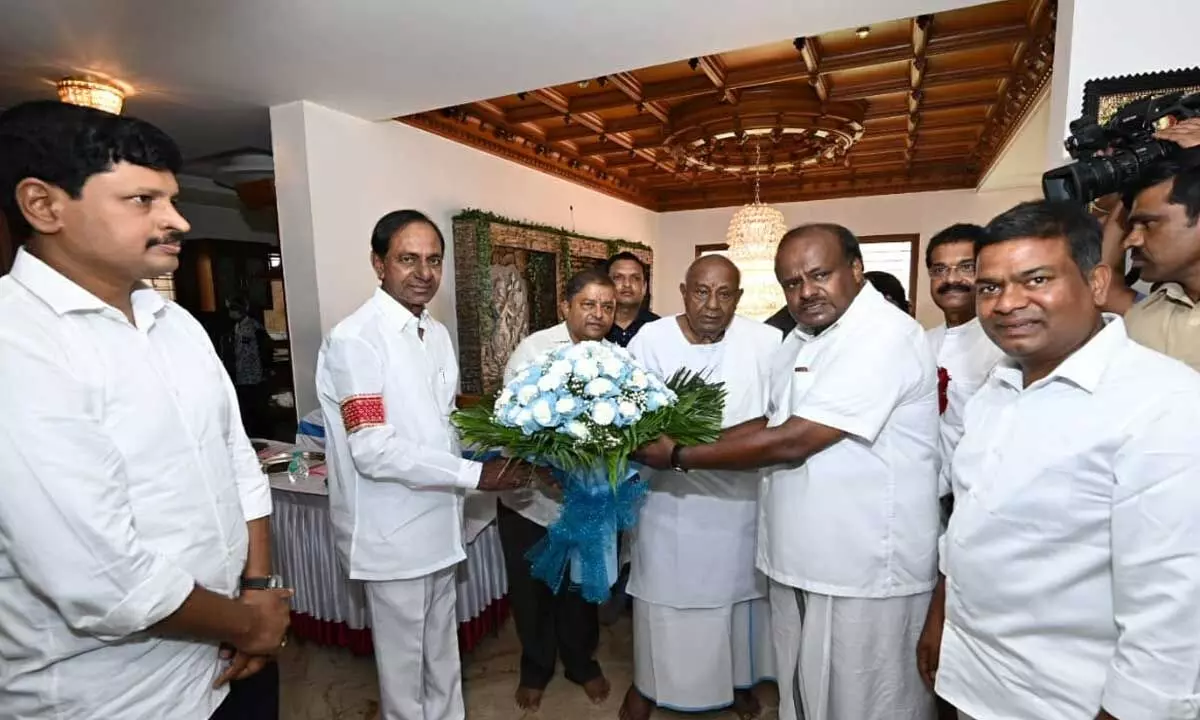 After creating speculations on formation of an opposition alliance, Telangana CM KCR resumed his nationwide tour and visited former India’s PM H.D. Devegowda in Bengaluru.