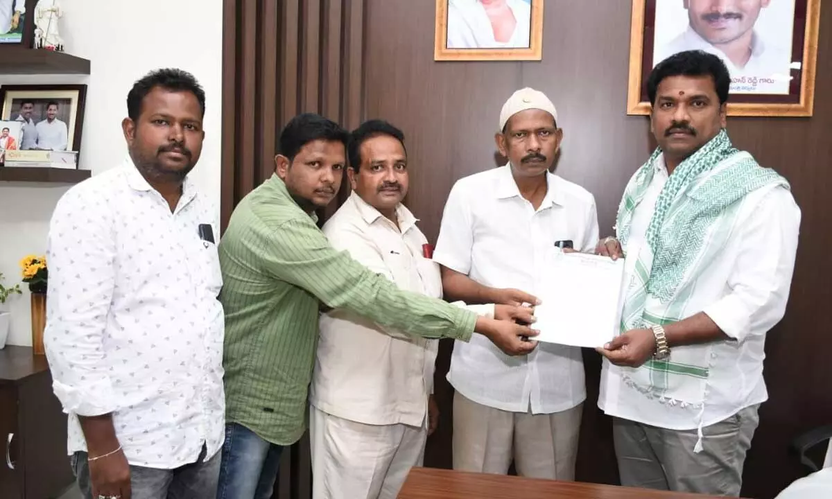 Muslim Hakkula Porata Samithi leaders submitting a memorandum to Mayor Kavati Siva Naga Manohar Naidu in Guntur on Thursday