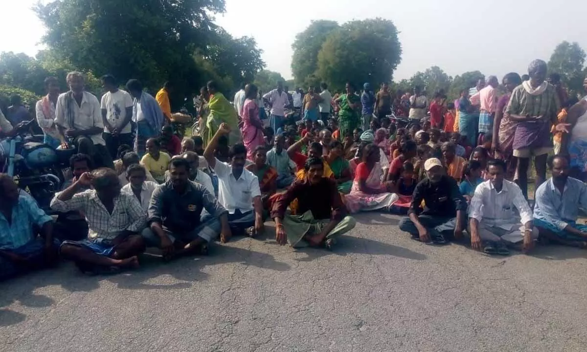 Villagers of Indra Nagar staging a road blockade on Palamaneru-Gudiyatham road along with deceased farmer Subramanyams body on Thursday.