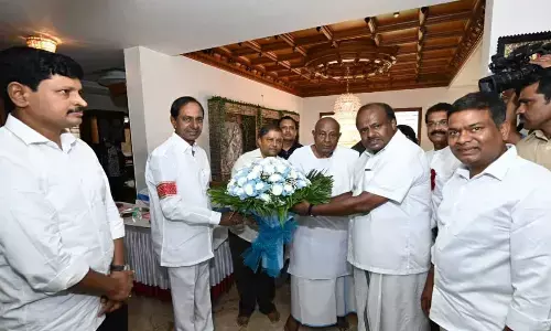 After creating speculations on formation of an opposition alliance, Telangana CM KCR resumed his nationwide tour and visited former India’s PM H.D. Devegowda in Bengaluru.