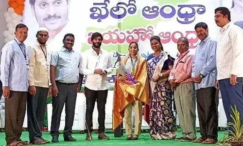 Sports Minister RK Roja, SAAP chairman Byreddi Siddha Reddy and Managing Director N Prabhakar Reddy felicitating Jafreen Shaik, bronze medallist in Deaflympics-2021 organised in Brazil, at a programme at Kshetraiah Kalakshetram in Vijayawada on Thursday